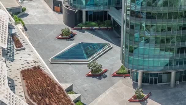 Promenade baru di jalan gerbang yang terletak di Dubai pusat keuangan internasional udara timelapse. — Stok Video