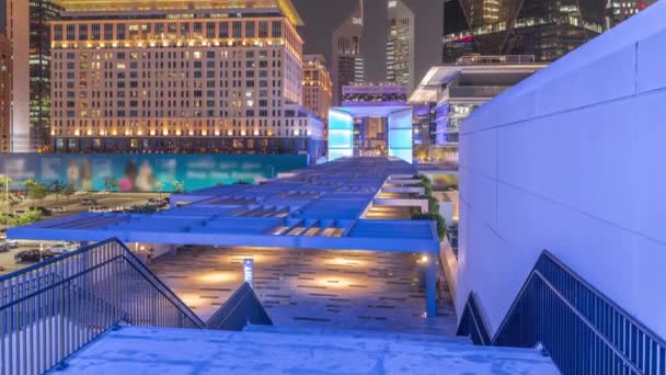 Nowa promenada na alei bramy znajduje się w Dubaju międzynarodowe centrum finansowe noc timelapse. — Wideo stockowe