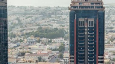 Dubai şehrindeki gökdelenlerin arkasındaki apartman ve villaların hava manzarası, Birleşik Arap Emirlikleri