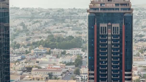 Ilmakuva kerrostaloista ja huviloista pilvenpiirtäjien takana Dubaissa timelapse, Yhdistyneet arabiemiirikunnat — kuvapankkivideo