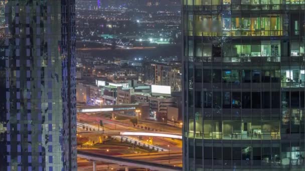 Villor och berömda hotell i horisonten linje från Dubai centrum med stor korsning antenn natt timelapse — Stockvideo