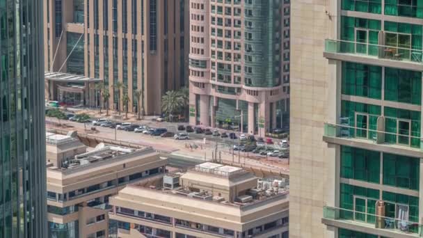 Felhőkarcolók és forgalom Sheikh Zayed Road és DIFC timelapse Dubai, Egyesült Arab Emírségek. — Stock videók