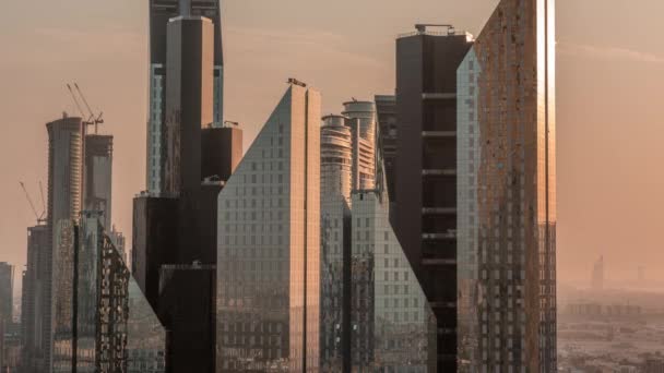 Sol reflejado desde la superficie de cristal de las torres de oficinas en el distrito financiero de Dubai ciudad timelapse. — Vídeos de Stock