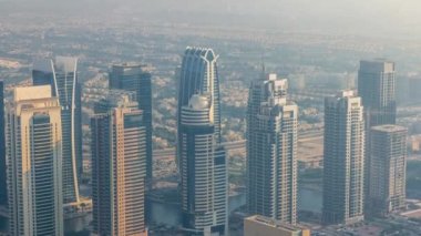 Şeyh Zayed Yolu yakınlarındaki JLT gökdelenleri. Arkalarında konut binaları ve villalar