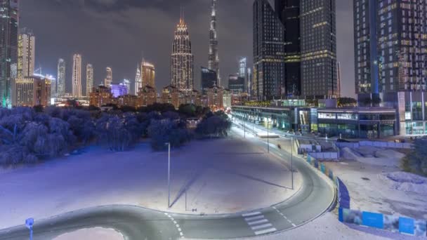 Панорама Дубая с современными освещенными небоскребами в центре города — стоковое видео