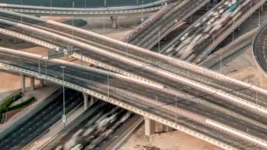Business Bay zaman diliminde büyük bir kavşakta üstteki şehir trafiği.
