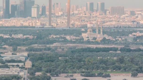 Skyline de la ciudad de Dubai con rascacielos modernos en Deira y el distrito de Zabeel timelapse aéreo — Vídeos de Stock