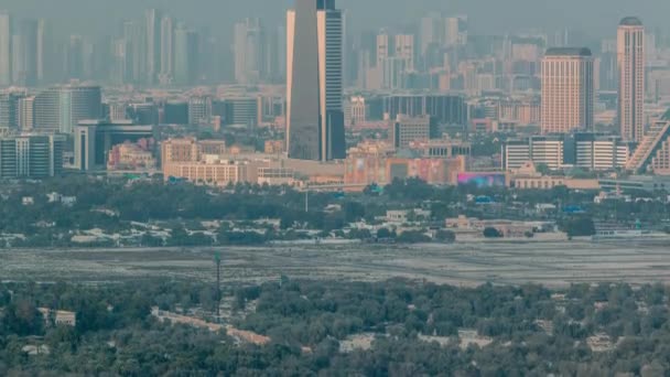 데라 와 자벨 지역의 현대적 인 마천 루가 있는 두 바이 시의 스카이라인 — 비디오