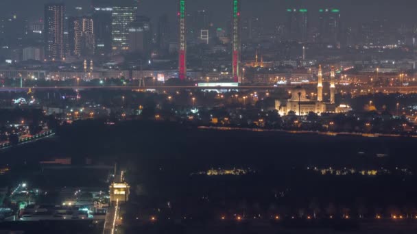 Skyline of the Dubai stad med moderna skyskrapor i Deira och Zabeel distrikt antenn natt timelapse — Stockvideo