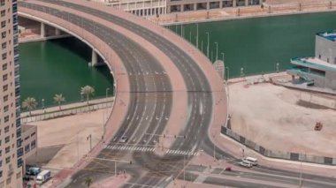 Business Bay zaman diliminde büyük bir kavşakta üstteki şehir trafiği.