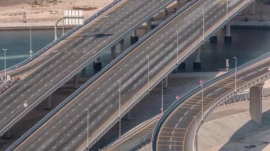 Business Bay zaman diliminde büyük bir kavşakta üstteki şehir trafiği.