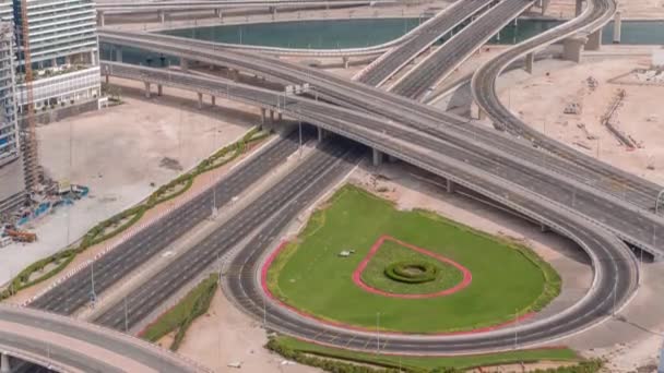 Top ver o tráfego da cidade em uma grande encruzilhada em Business Bay timelapse. — Vídeo de Stock