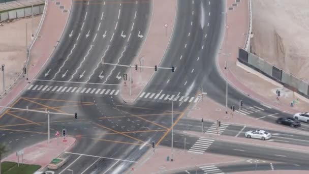 Top widok ruchu miejskiego na dużym skrzyżowaniu w Business Bay timelapse. — Wideo stockowe