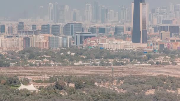 Skyline Dubaju z nowoczesnymi drapaczami chmur w Deira i Zabeel powiat powietrza timelapse — Wideo stockowe