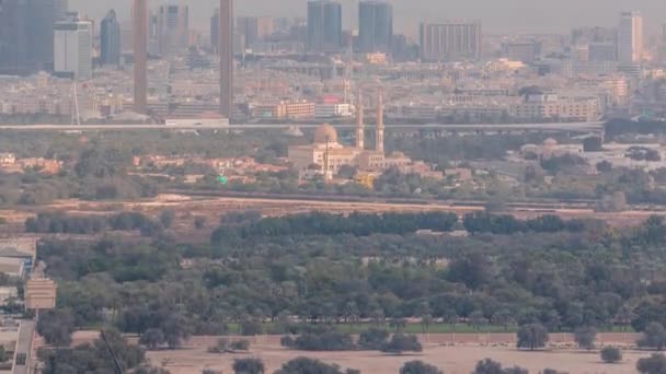 Skyline de la ciudad de Dubai con rascacielos modernos en Deira y el distrito de Zabeel timelapse aéreo — Vídeos de Stock