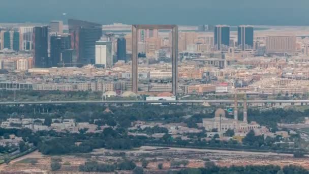 Skyline de la ciudad de Dubai con rascacielos modernos en Deira y el distrito de Zabeel timelapse aéreo — Vídeos de Stock