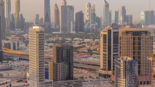 Filas de rascacielos en el distrito financiero de Dubai timelapse aéreo. — Vídeo de stock