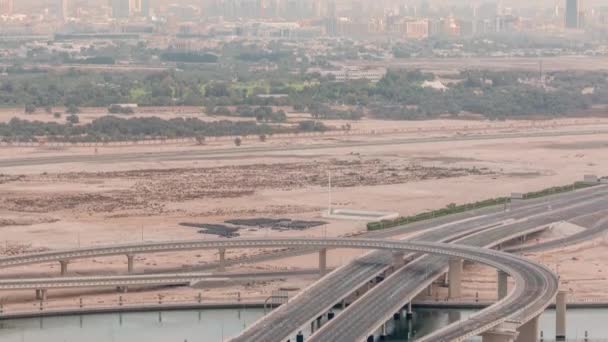 Vue de dessus de la circulation urbaine sur un grand carrefour dans Business Bay timelapse. — Video