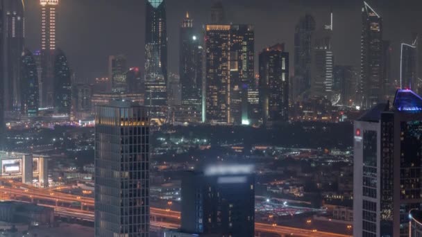 Filas de rascacielos en el distrito financiero de Dubai timelapse noche aérea. — Vídeo de stock