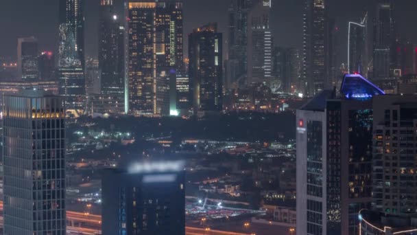 Wiersze drapaczy chmur w finansowej dzielnicy Dubaju antenowej nocy timelapse. — Wideo stockowe