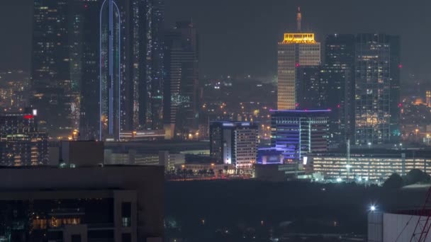 Rijen wolkenkrabbers in het financiële district Dubai luchtfoto 's nachtelijke tijdspanne. — Stockvideo