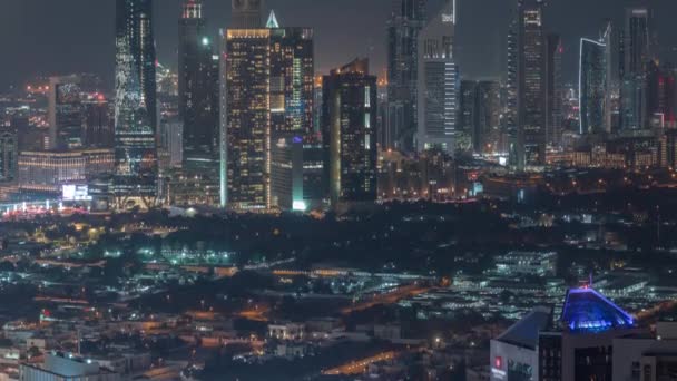 Linhas de arranha-céus no distrito financeiro de Dubai timelapse noite aérea. — Vídeo de Stock