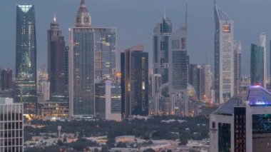 Dubai 'nin finans bölgesindeki gökdelenlerin sıraları gece gündüz....