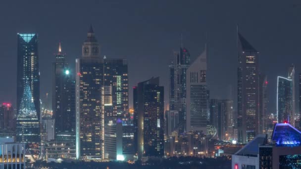 Filas de rascacielos en el distrito financiero de Dubai aérea toda la noche timelapse. — Vídeo de stock
