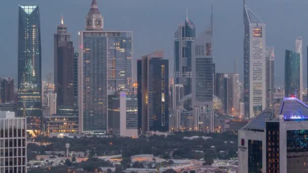 Filas de rascacielos en el distrito financiero de Dubai noche aérea al día timelapse. — Vídeo de stock