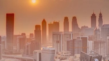 Günbatımında Dubai iş alanı kulelerinin modern mimarisi ile Skyline. Hava görünümü