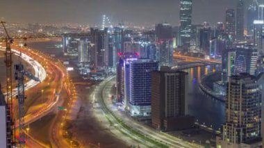 Dubai iş sahası kulelerinin modern mimarisine sahip Skyline gece zaman çizelgesi. Hava görünümü