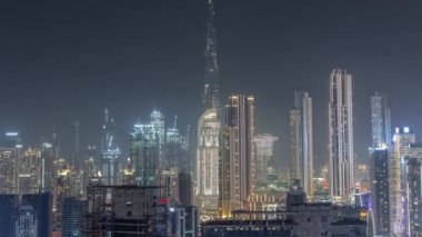 Dubai 'nin panoramik silueti. İş sahası ve şehir merkezi gece zaman çizelgesi..