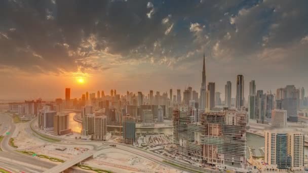 Skyline z nowoczesną architekturą Dubai Business Bay wieże o zachodzie słońca timelapse. Widok z lotu ptaka — Wideo stockowe