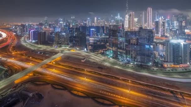 Skyline panorámico de Dubai con bahía de negocios y el centro de la noche del distrito timelapse. — Vídeo de stock