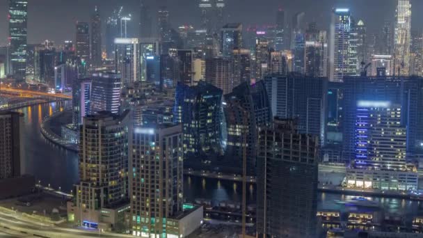 Skyline com arquitetura moderna de Dubai torres de baía de negócios noite timelapse. Vista aérea — Vídeo de Stock