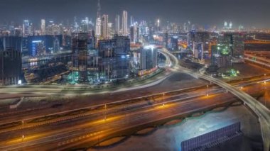 Dubai 'nin panoramik silueti. İş sahası ve şehir merkezi gece zaman çizelgesi..