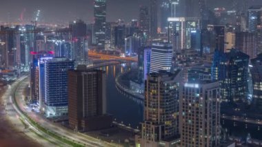 Dubai iş sahası kulelerinin modern mimarisine sahip Skyline gece zaman çizelgesi. Hava görünümü