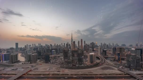 Panoramische skyline van Dubai met business bay en centrum district dag tot nacht timelapse. — Stockvideo