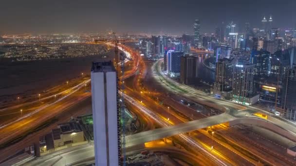 Skyline modern építészet Dubai üzleti Bay tornyok éjszakai időbeosztás. Légi felvétel — Stock videók