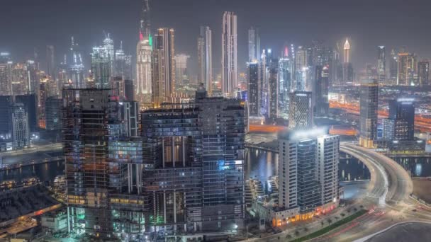 Panorama-Skyline von Dubai mit Businessbucht und nächtlichem Zeitraffer in der Innenstadt. — Stockvideo