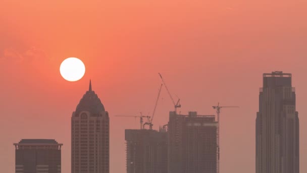 Skyline modern építészet Dubai üzleti Bay tornyok naplementekor. Légi felvétel — Stock videók