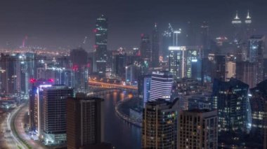 Dubai iş yeri kulelerinin modern mimarisi ile tüm gece boyunca gökyüzü. Hava görünümü