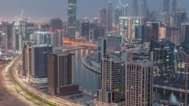 Dubai iş sahası kulelerinin modern mimarisi ile gece gündüz gökyüzü. Hava görünümü