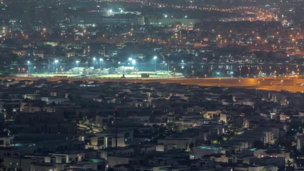 Вид с воздуха на многие многоквартирные дома в городе Дубай с высоты ночного времени — стоковое видео