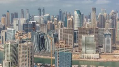 Dubai iş sahası kulelerinin modern mimarisi ile Skyline. Hava görünümü