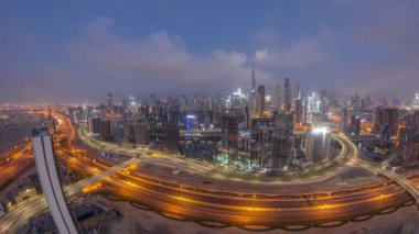 Dubai 'nin panoramik silueti, iş sahasında ve şehir merkezinde gece gündüz....