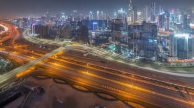 Dubai 'nin panoramik silueti. İş sahası ve şehir merkezi tüm gece boyunca..