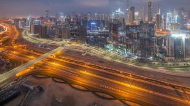 Dubai 'nin panoramik silueti, iş sahasında ve şehir merkezinde gece gündüz....