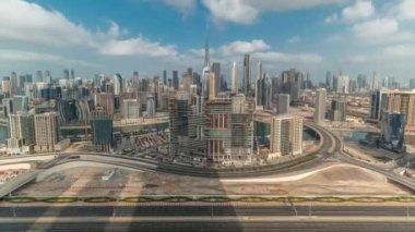 Dubai 'nin panoramik silueti iş sahası ve şehir merkezi zaman çizelgesi.