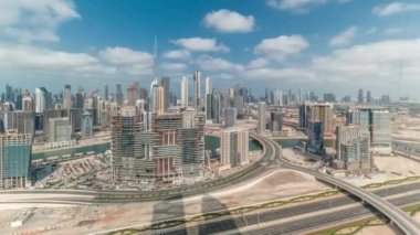 Dubai 'nin panoramik silueti iş sahası ve şehir merkezi zaman çizelgesi.